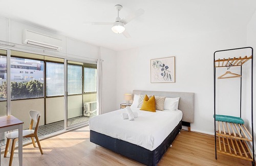 West Perth Apartamento | Urban Oasis on Mount Street: Walk to City