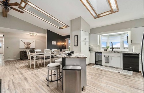 Council Bluffs Casa | Acreage Resort with VIEWS! Perfect for Huge Groups