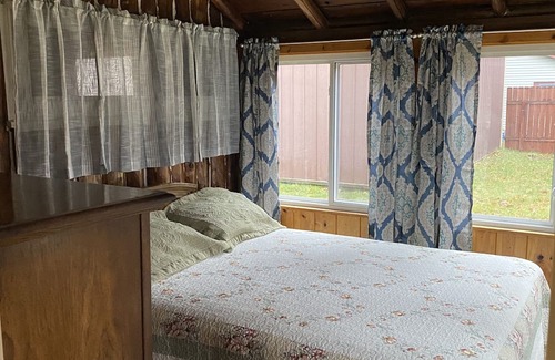 Mio Cabina | Classy log cabin. 3 bedroom. Great for hunting, fishing or kayaking.