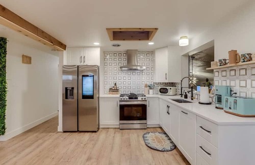 Barths Casa | Spacious 3 BR|Hot Tub|Close to DT Denver