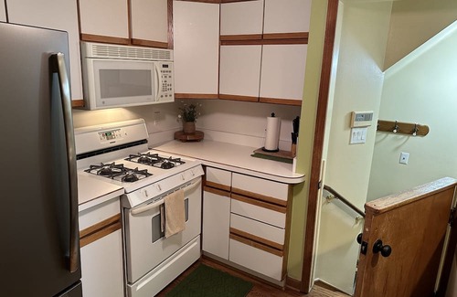 Allen Park Casa | Nice bungalow in quiet Allen Park neighborhood near airports/Downtown Detroit