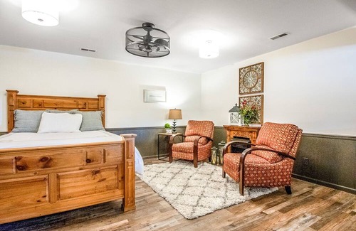 Holts Summit Apartamento | FARMHOUSE APARTMENT on 7+/- Acres with Farm Fresh Breakfast + Crackling Bonfire