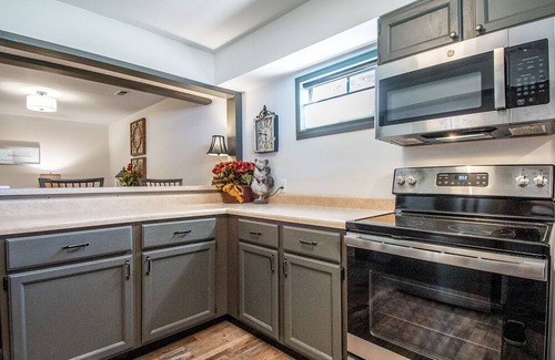 Holts Summit Apartamento | FARMHOUSE APARTMENT on 7+/- Acres with Farm Fresh Breakfast + Crackling Bonfire
