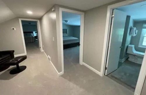 Burlington Casa | Charming and Spacious 5-Bedroom House in the Heart of Burlington