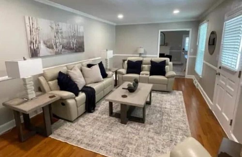 Burlington Casa | Charming and Spacious 5-Bedroom House in the Heart of Burlington