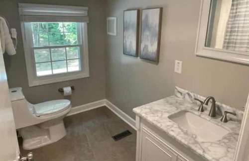 Burlington Casa | Charming and Spacious 5-Bedroom House in the Heart of Burlington