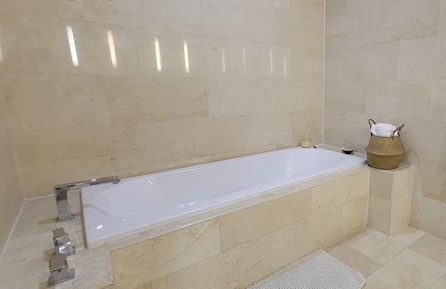 Bahamia West Condominio | Gated Lux family size condo near beach w/boat dock, working station, pool, canal