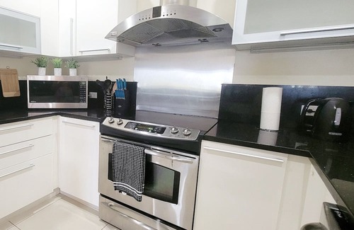 Bahamia West Condominio | Gated Lux family size condo near beach w/boat dock, working station, pool, canal