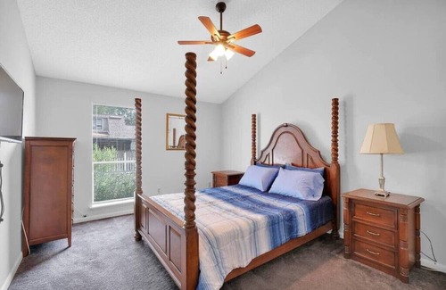 Southside Casa | ~Cozy Casa w/ Screened Patio~