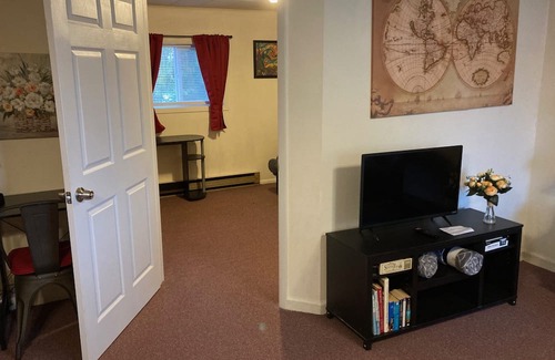 Aberdeen Condominio | Cosmopolis. Forest Hill 2 BR Get-Away.