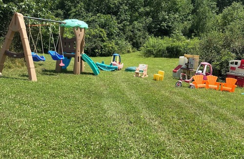 Dundee Cabina | Cozy, rustic off grid cabin on 15 acres. Pet friendly! No cleaning or pet fees!!