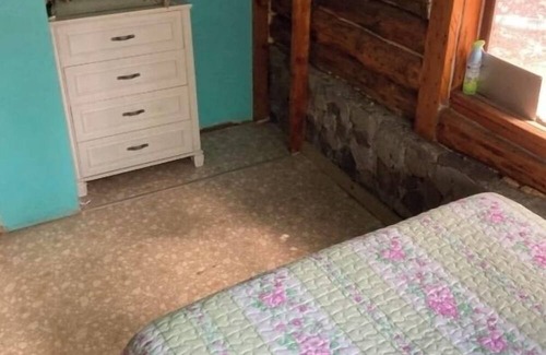Dundee Cabina | Cozy, rustic off grid cabin on 15 acres. Pet friendly! No cleaning or pet fees!!