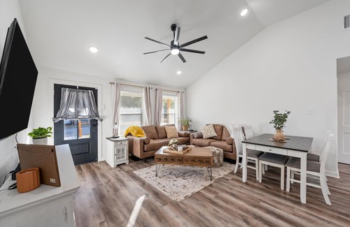 University Casa | 3BR, 2BA Modern Farmhouse. Family-friendly, wheelchair access. Central location.