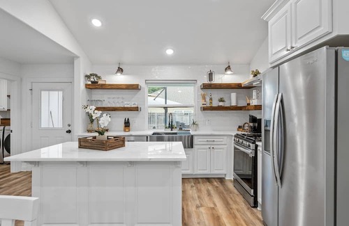 University Casa | 3BR, 2BA Modern Farmhouse. Family-friendly, wheelchair access. Central location.