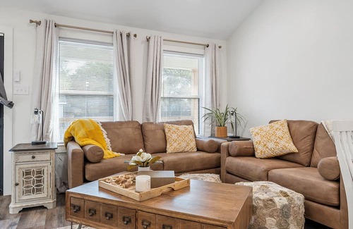 University Casa | 3BR, 2BA Modern Farmhouse. Family-friendly, wheelchair access. Central location.
