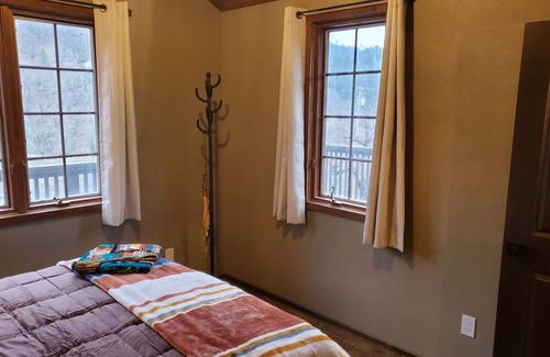 Douglas City Cabina | Private mountain cabin with easy access to the Scenic and Wild Trinity River.