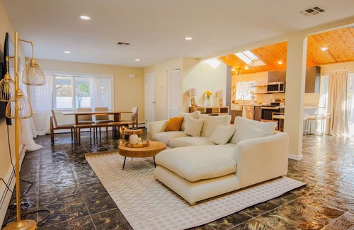 Rochelle Park Casa | Spacious 3 BED / 3 BATH - Close to NYC w/ Pool & Hot Tub