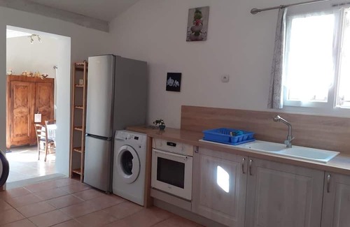 Saint-Pierre-de-Vassols Casa | Holiday Home 'La Maison De Malie' with Mountain View, Wi-Fi and Air Conditioning