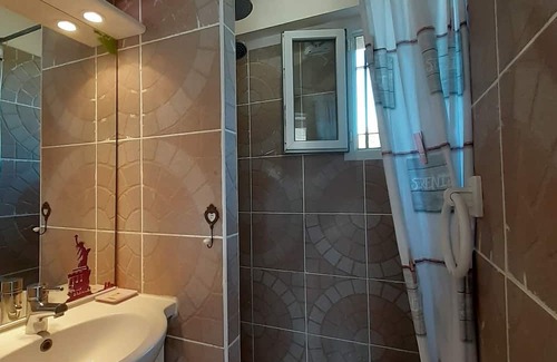 Saint-Pierre-de-Vassols Casa | Holiday Home 'La Maison De Malie' with Mountain View, Wi-Fi and Air Conditioning