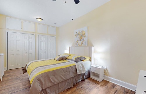 Downtown Apartamento | Historic apartment full of natural light, new renovations, full kitchen, & W/D