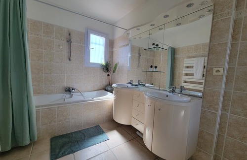 La Roquebrussanne Otro | Renovated 150m² Provencal house with climatisation, pool, and garden