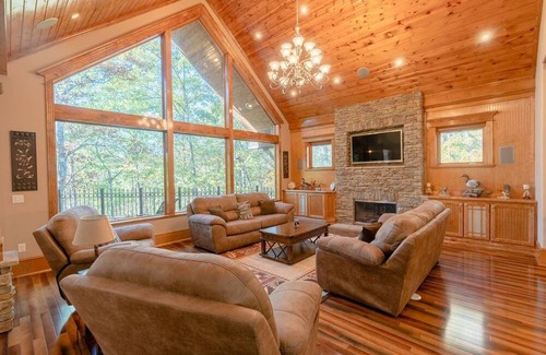 Drasco Casa | Exquisite Lakefront Home | 5 Bed + 4.5 Bath | Sleeps 14