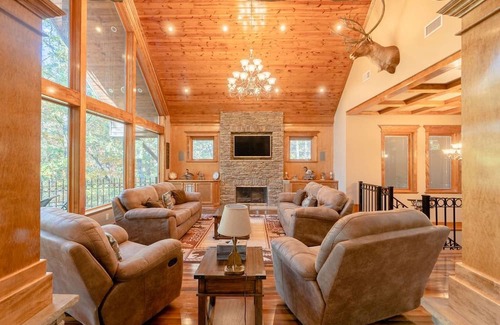 Drasco Casa | Exquisite Lakefront Home | 5 Bed + 4.5 Bath | Sleeps 14