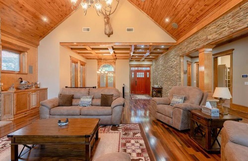 Drasco Casa | Exquisite Lakefront Home | 5 Bed + 4.5 Bath | Sleeps 14