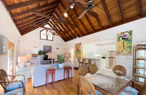 White Street Gallery District Casa | Amanda`s Garden Getaway 3 BR / 2 BA with shared large pool