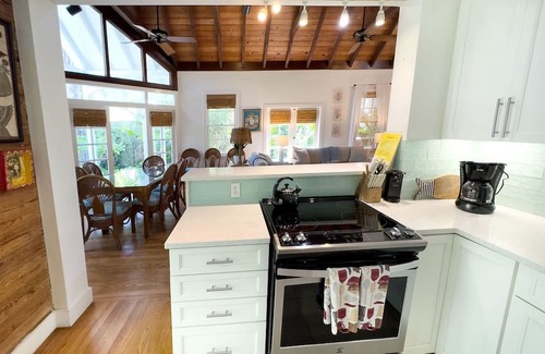 White Street Gallery District Casa | Amanda`s Garden Getaway 3 BR / 2 BA with shared large pool