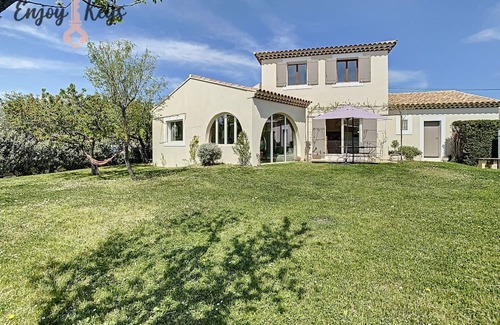 Mallemort Villa | Villa 'Magnifique Provençale' with Private Pool, Private Terrace and Wi-Fi