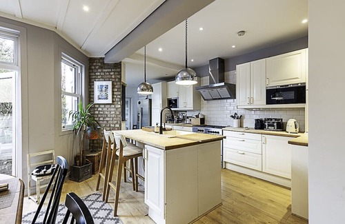 St. Leonard's Casa | Gorgeous 4-bed Home with a Fireplace and Terrace