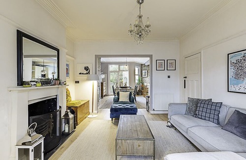 St. Leonard's Casa | Gorgeous 4-bed Home with a Fireplace and Terrace