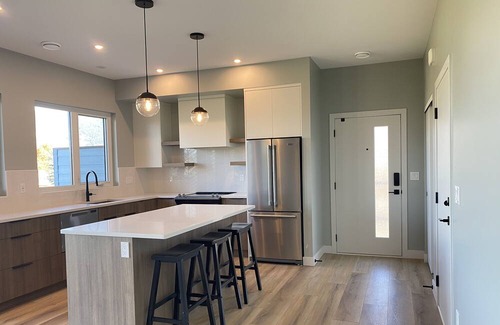 Vernon Casa | Middleton Main floor suite on Park