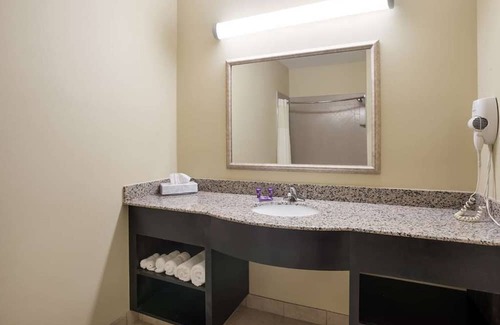 Saint Landry Casa | 3 Budget-Friendly Accommodations in Knights Inn Bunkie! Pool, Free Breakfast!