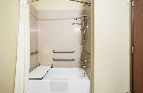 Saint Landry Casa | 3 Budget-Friendly Accommodations in Knights Inn Bunkie! Pool, Free Breakfast!