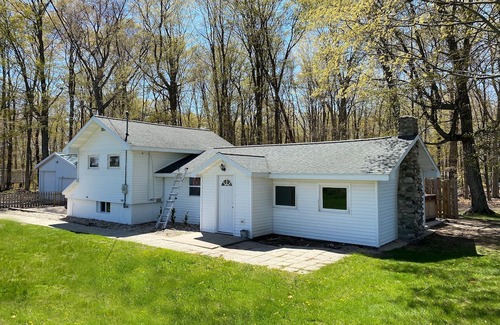 Pentwater Cabaña | Cozy 3-bedroom cottage, large yard, minutes from Lake Michigan. Pet friendly.