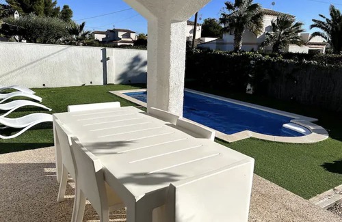 Les Tres Cales Chalet De Esquí | Agradable Villa con Piscina a 800m de la Playa