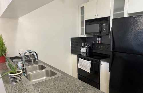 Downtown Vancouver Apartamento | Vancouver Getaway w/ Fireplace, Sauna, & Parking!