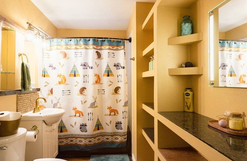 Alamogordo Cabaña | Alamo Cottage - 1 Gig Internet, King Bed, Southwest decor, Fully stocked kitchen