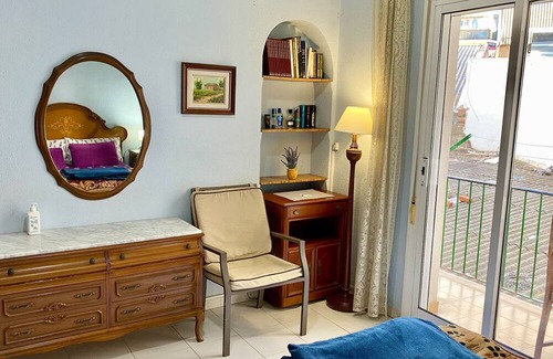 Tarragona Casa | Big room for a couple and a friend in the city center in front of Tarraco Arena.