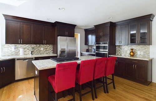 Kent Casa | Huge Kent 5BR w/ Free Parking & In-Unit Laundry, by Blueground