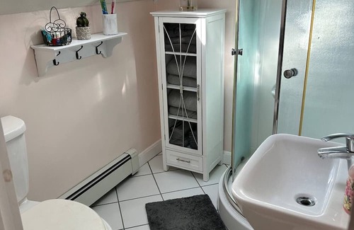 Bristol Apartamento | Private BR/LR/BA Suite in Downtown Bristol