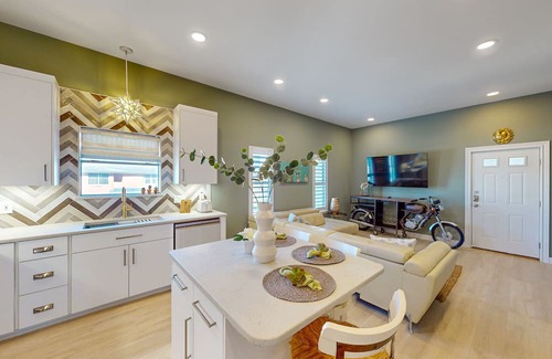 Del Mar Condominio | 2nd-floor apartment, streaming, courtyard, beautiful views, AC
