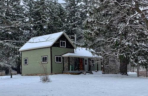 Wautoma Otro | Quaint 150 yr old farmhouse on 5 acres. Close to Nordic Mountain Ski Resort.