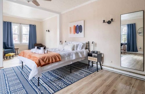 Dayton Apartamento | BIG Room by UD+LUX Queenbed+Wifi+Prkg+Kitchenette