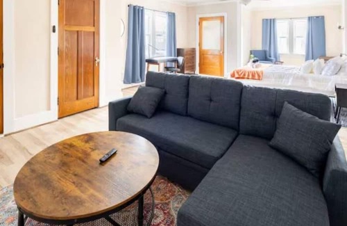 Dayton Apartamento | BIG Room by UD+LUX Queenbed+Wifi+Prkg+Kitchenette