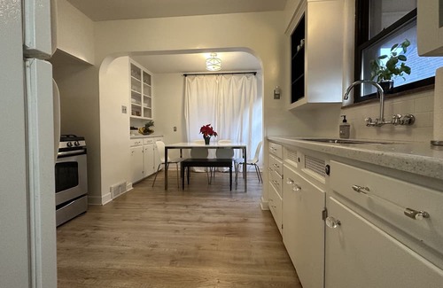 Old Brooklyn Casa | Bed and breakfast peaceful getaway