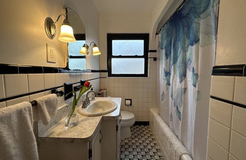 Old Brooklyn Casa | Bed and breakfast peaceful getaway