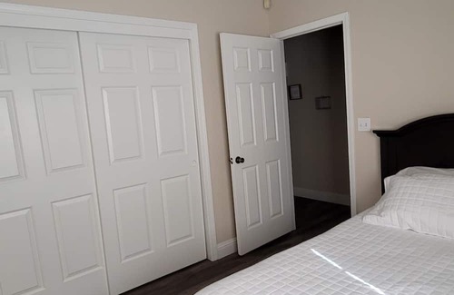 Bakersfield Casa | Cute home that is 6 miles away from KMC and close to other shopping centers